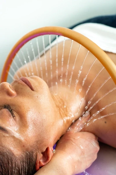 Formation Head Spa japonais : soin du cuir chevelu réalisé sur une cliente