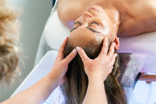 Apprendre le Head Spa en présentiel : journée de pratique en groupe de 2 participantes